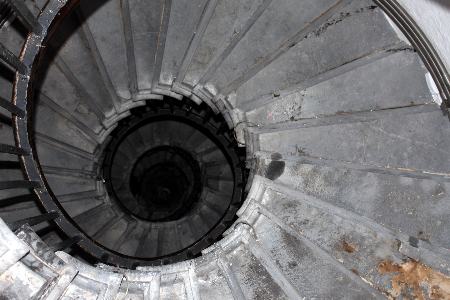 Monument stairwell travellivelearn