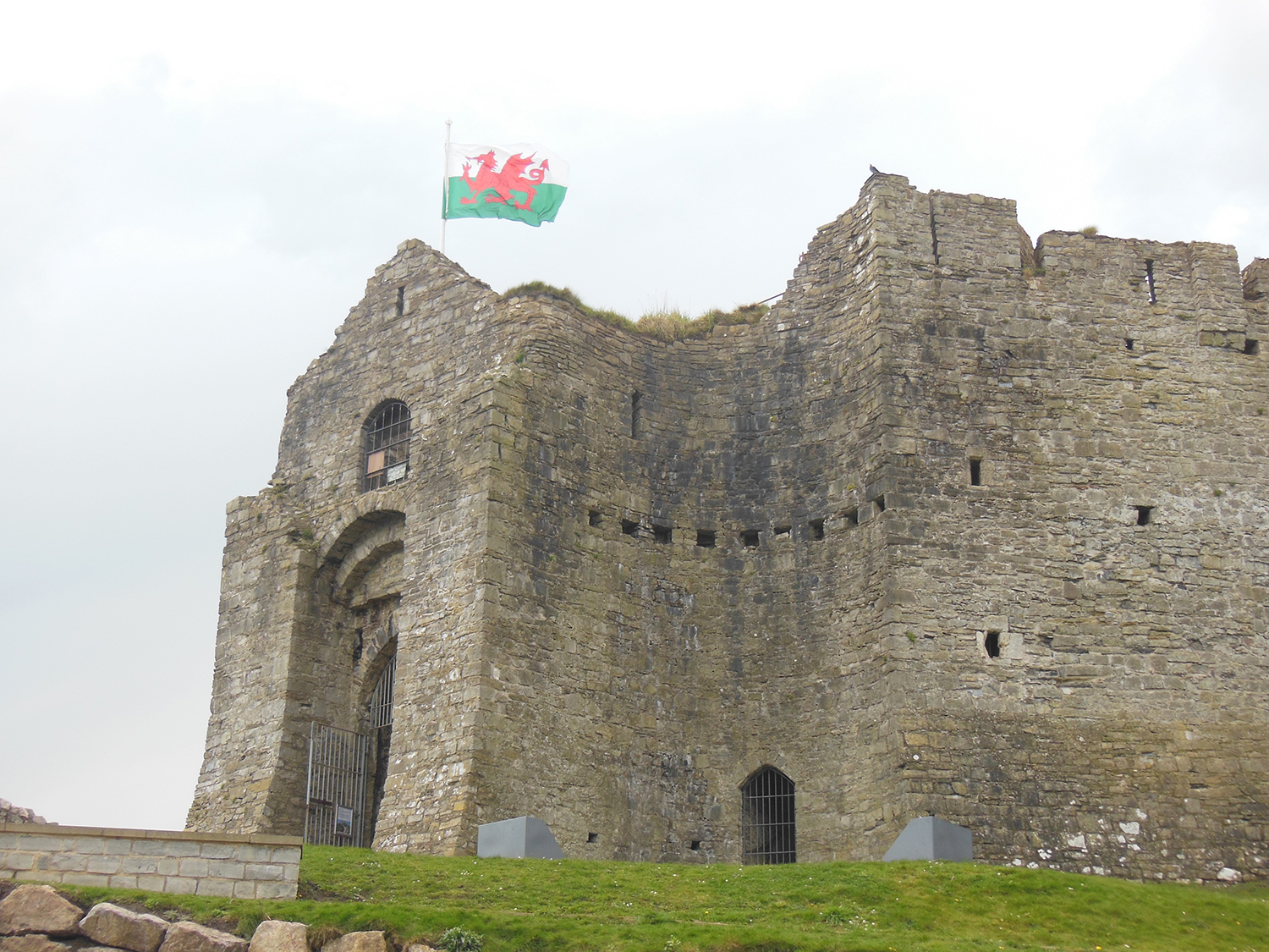 Swansea travellivelearn with flag Oystermouth Castle