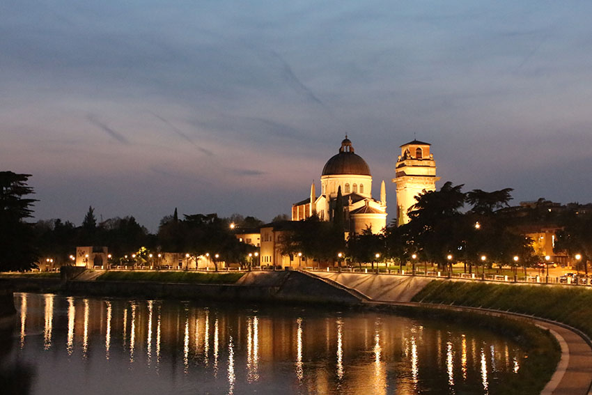 Romeo and Juliet setting - stroll through Verona at night