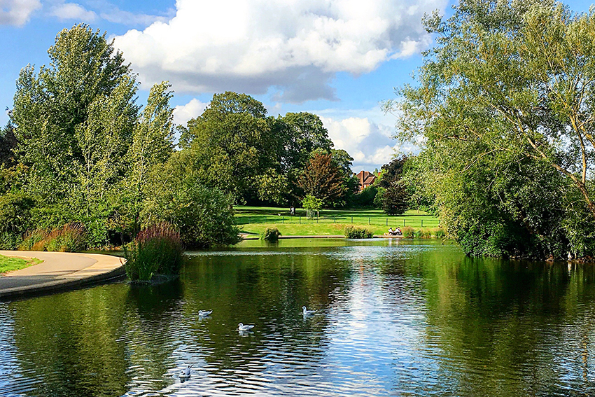 Northampton train station and destination guide (England) - Abington Park